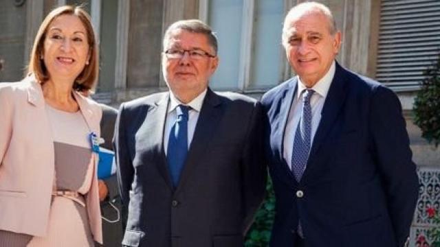 El ministro del Interior, Jorge Fernández Díaz, y la titular de Industria, Ana Pastor, tras la reunión sobre seguridad ferroviaria