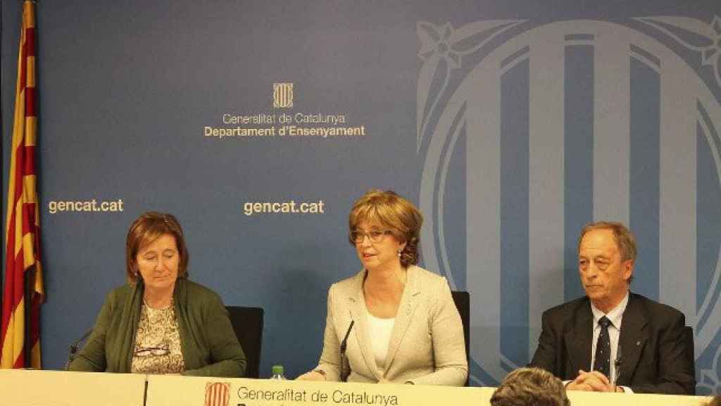 La consejera de Enseñanza de la Generalidad, Irene Rigau, en el centro, junto a la la directora general de ESO y Bachillerato, Teresa Pijoan, y el secretario de Políticas Educativas, Joan Mateo