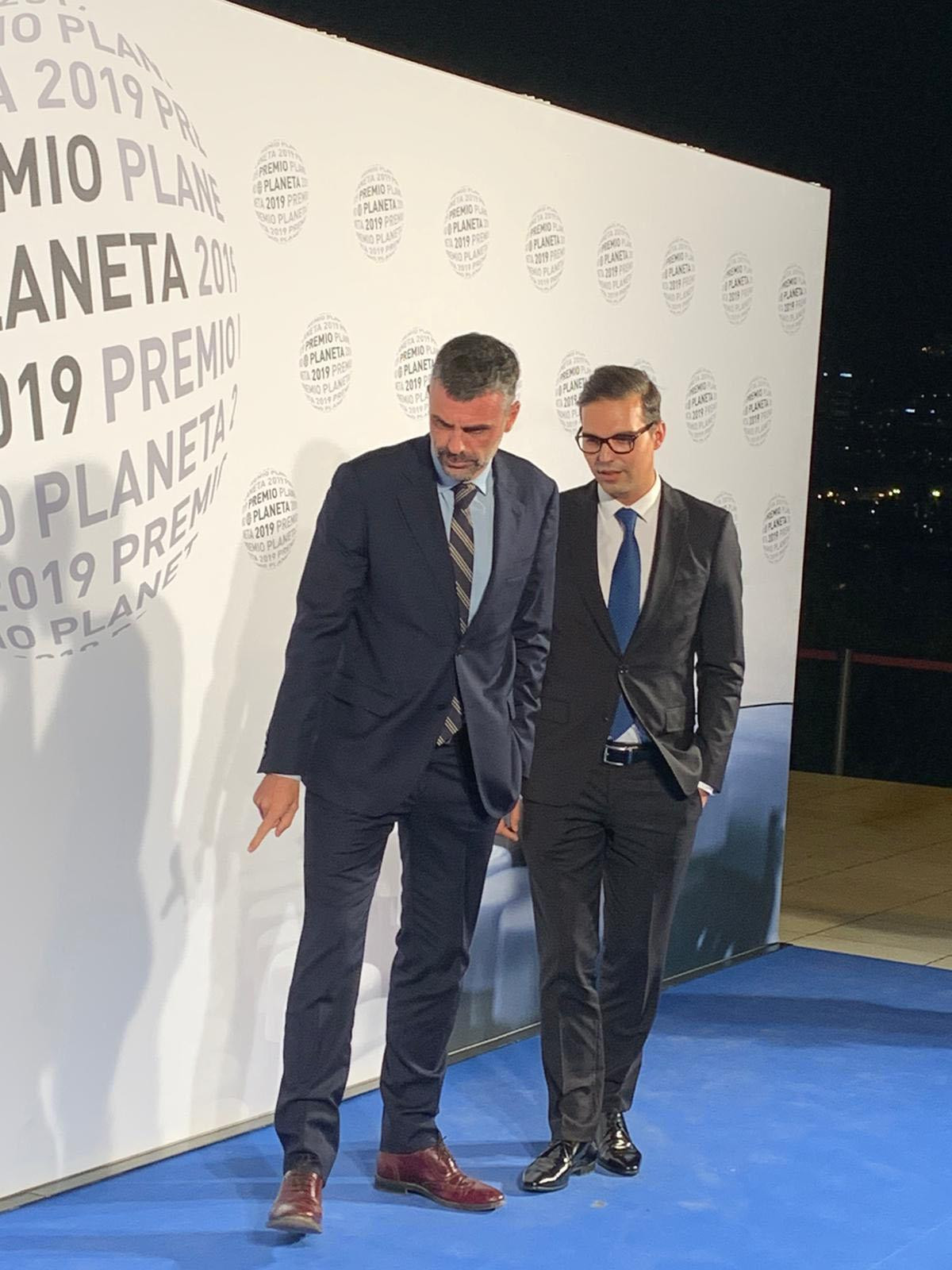 El exconsejero de la Generalitat, Sant Vila, junto a su pareja, Javier Luque / CG