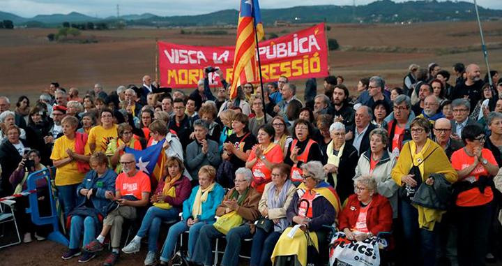 Decenas de personas se concentran ante el centro penitenciario de Lledoners cuando se cumple un año de la prisión preventiva de 'los Jordis' / EFE