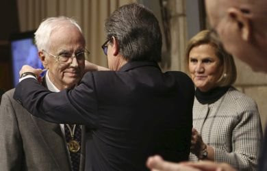 El periodista Josep Maria Espinàs recibió la Medalla de Oro de la Generalitat en 2015