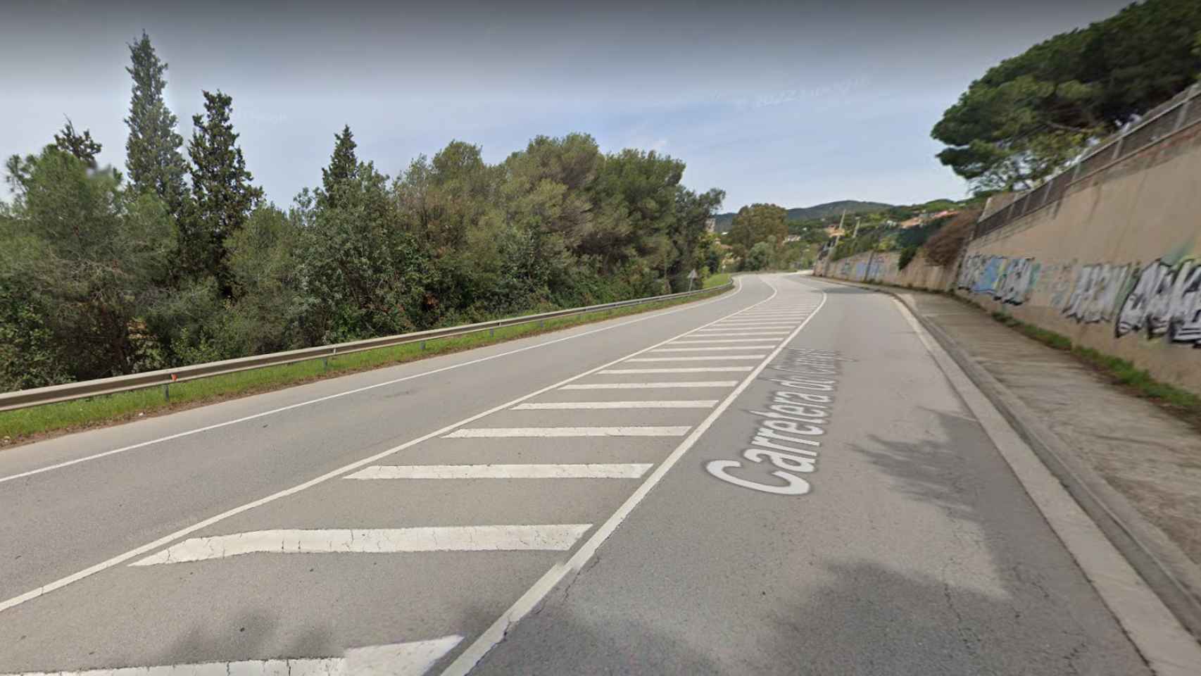 Carretera de Canyet en Badalona, donde este viernes han muerto dos motoristas tras chocar frontalmente / GOOGLE STREET VIEW