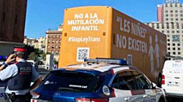 Agentes de los Mossos d'Esquadra, con el bus contra la ley trans de HazteOír / Cedida