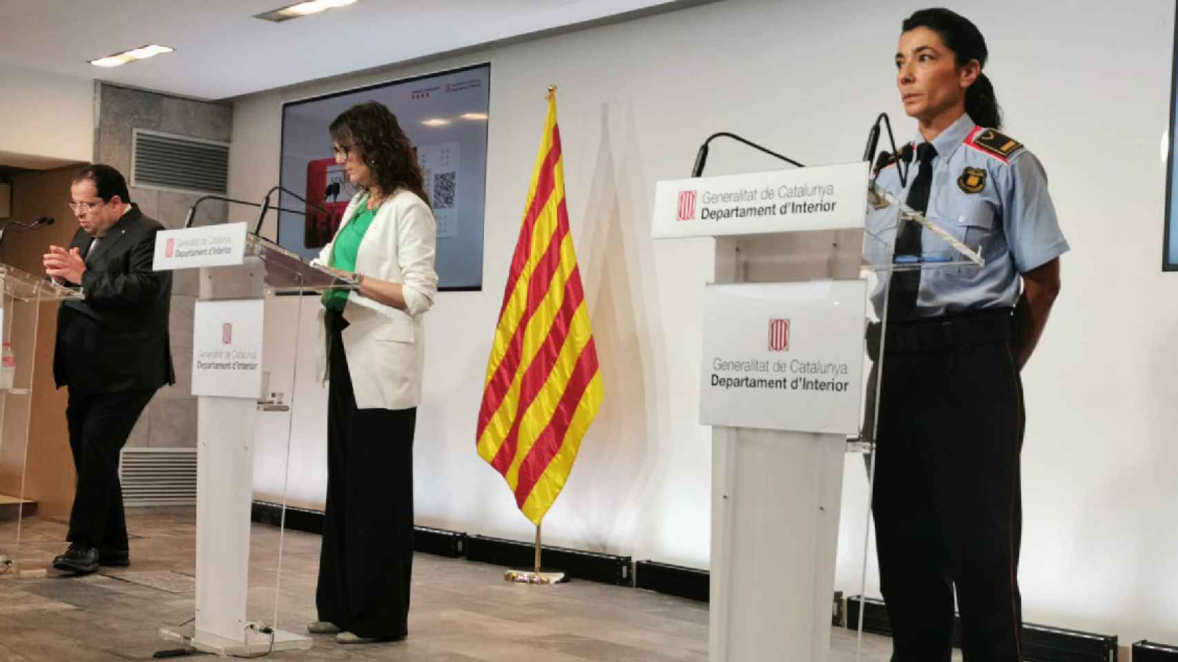 Joan Ignasi Elena, 'conseller' de Interior, Tània Verge, 'consellera' de Igualdad y la inspectora de los Mossos Montserrat Escudé durante la presentación del plan para prevenir la violencia sexual / MOSSOS