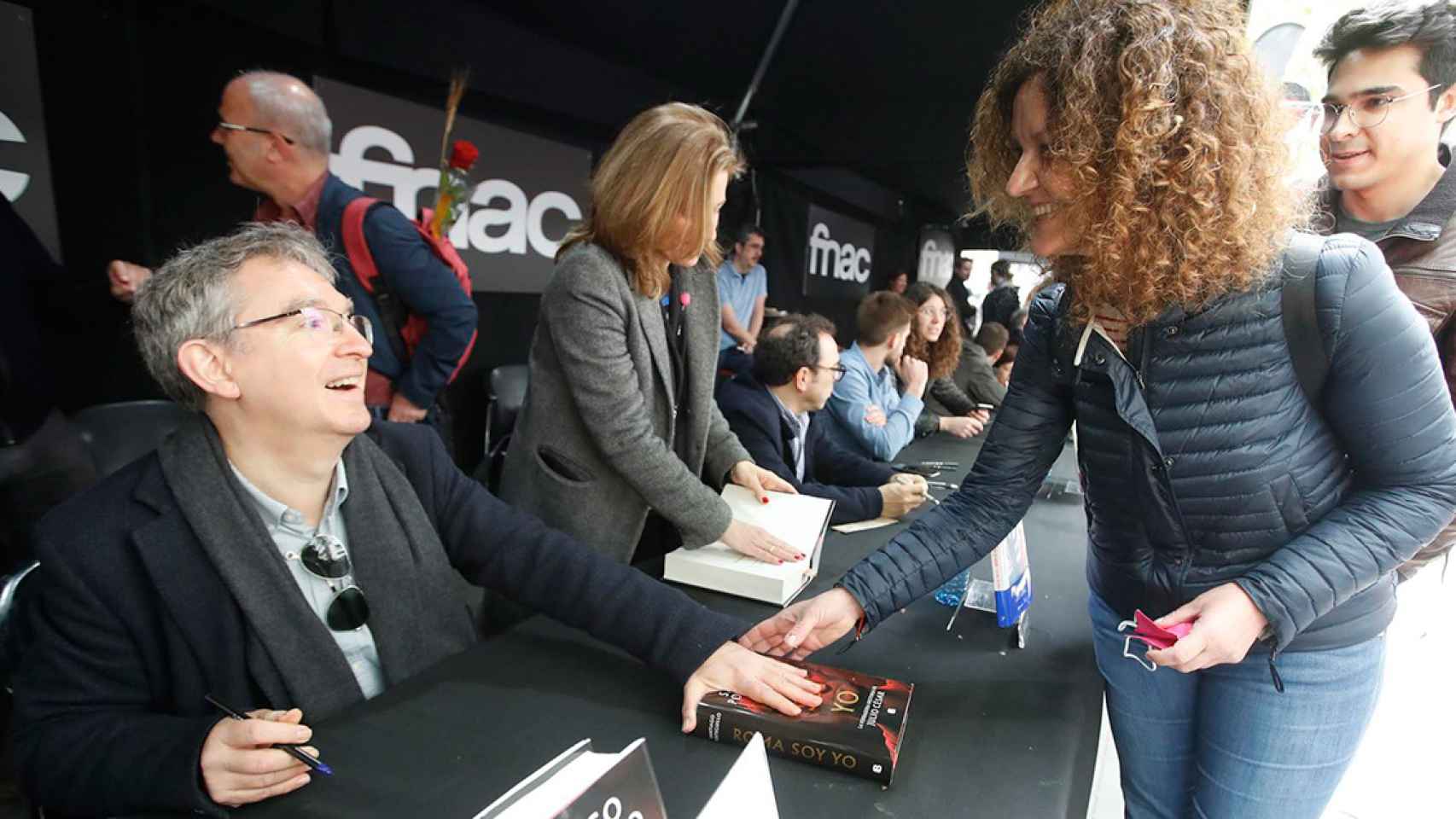 El escritor Santiago Posteguillo durante la firma de libros en Sant Jordi 2022 / EFE