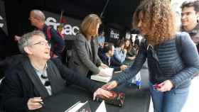 El escritor Santiago Posteguillo durante la firma de libros en Sant Jordi 2022 / EFE