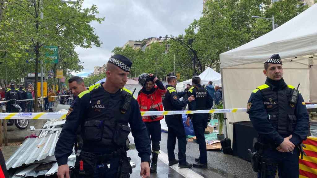 La Guardia Urbana y los Bomberos en la zona en la que han caído cinco casetas de Sant Jordi a causa de la granizada / SARA CID- CRÓNICA GLOBAL