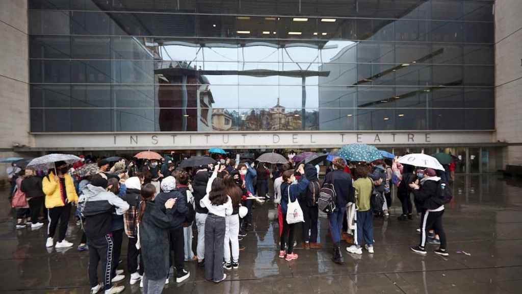 Imagen de archivo de alumnos movilizados frente al Institut del Teatre para denunciar casos de acoso sexual y abuso / EFE