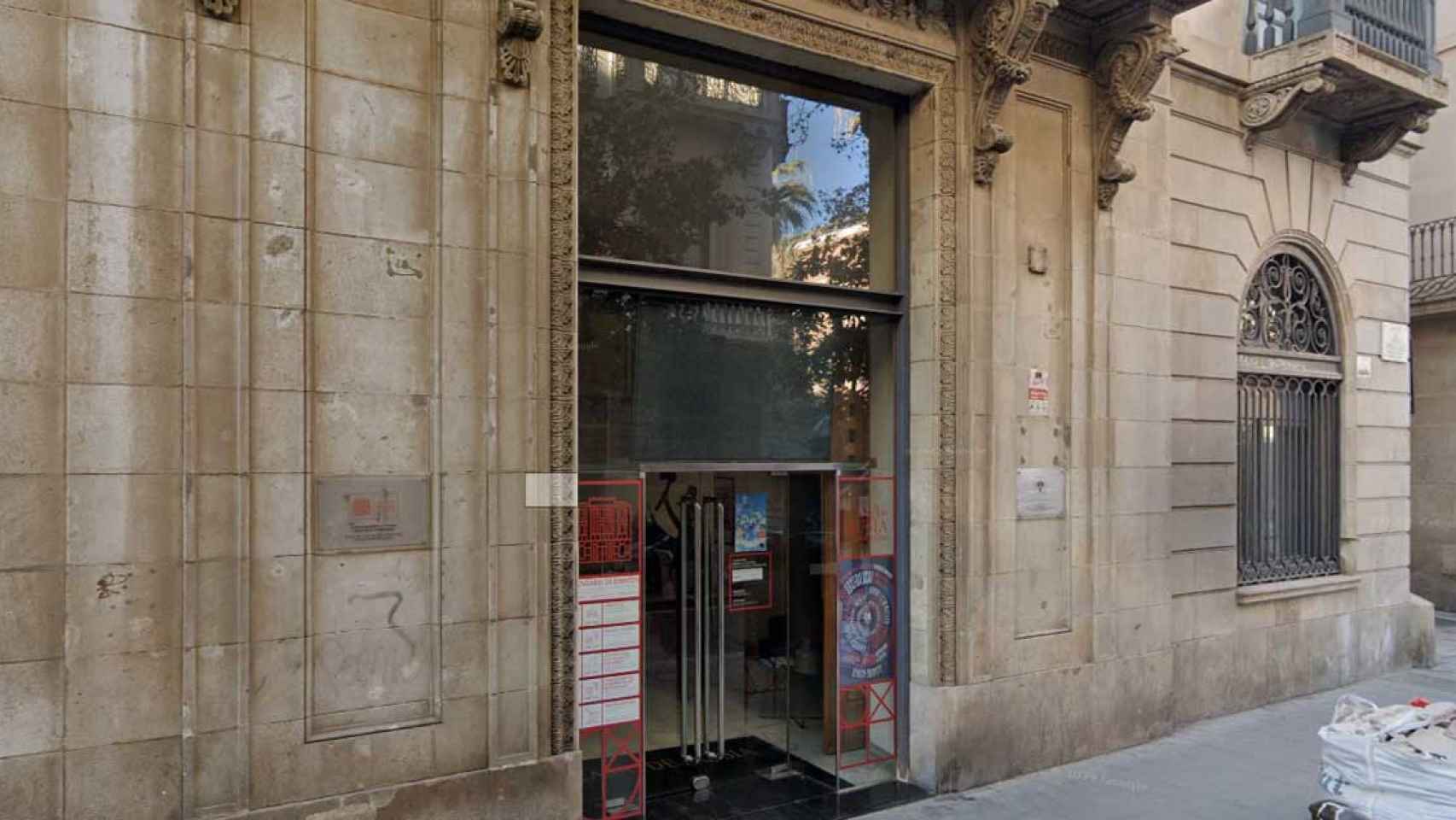 Fachada de la Casa de Rusia de Barcelona, que ha sido vandalizada / GOOGLE STREET VIEW