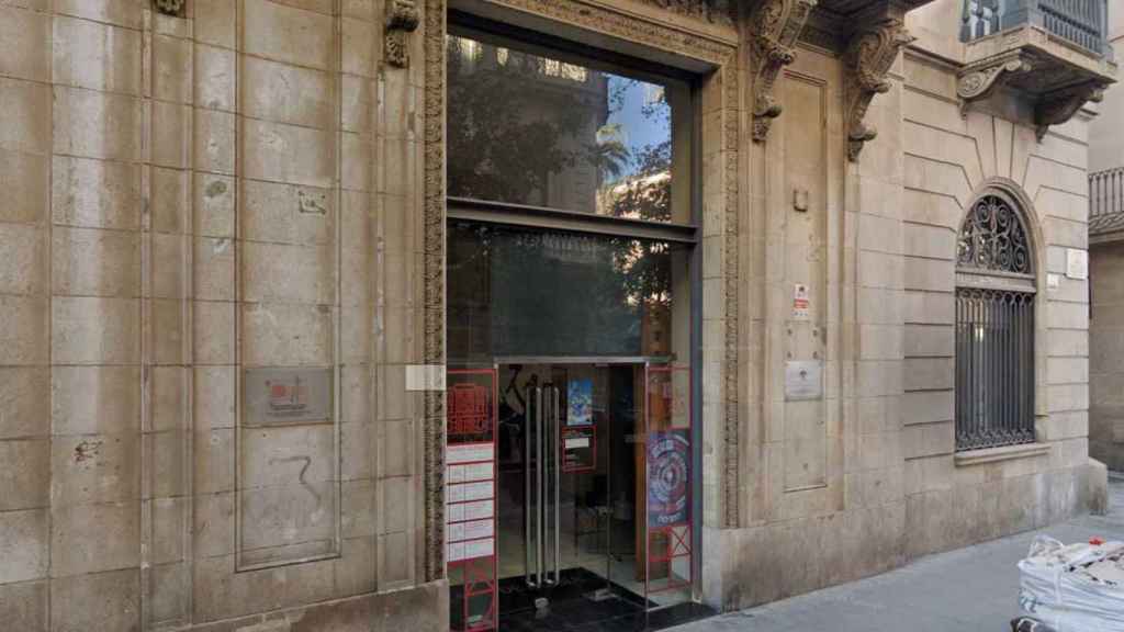 Fachada de la Casa de Rusia de Barcelona, que ha sido vandalizada / GOOGLE STREET VIEW
