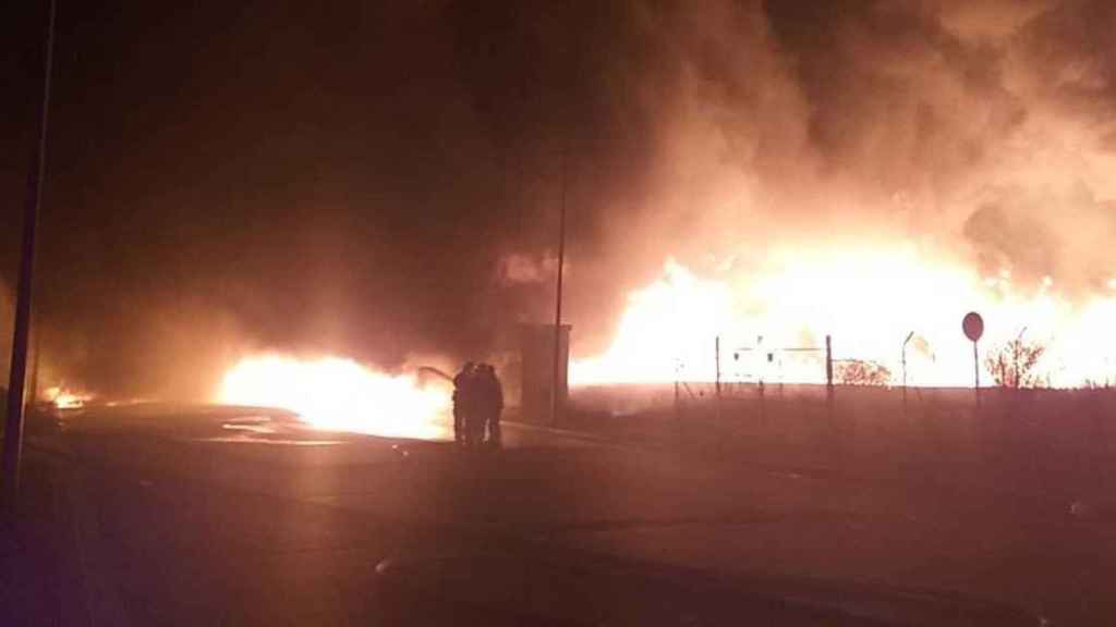 Incendio de una nave industrial en Montornès del Vallès / BOMBEROS DE LA GENERALITAT