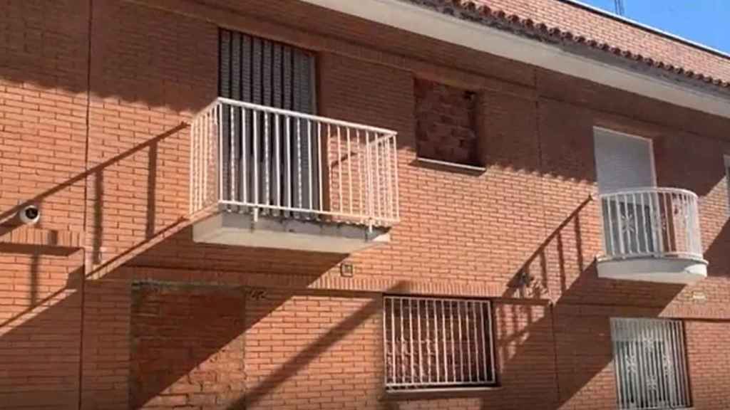 Los vecinos tapian la casa tras conseguir echar a los okupas