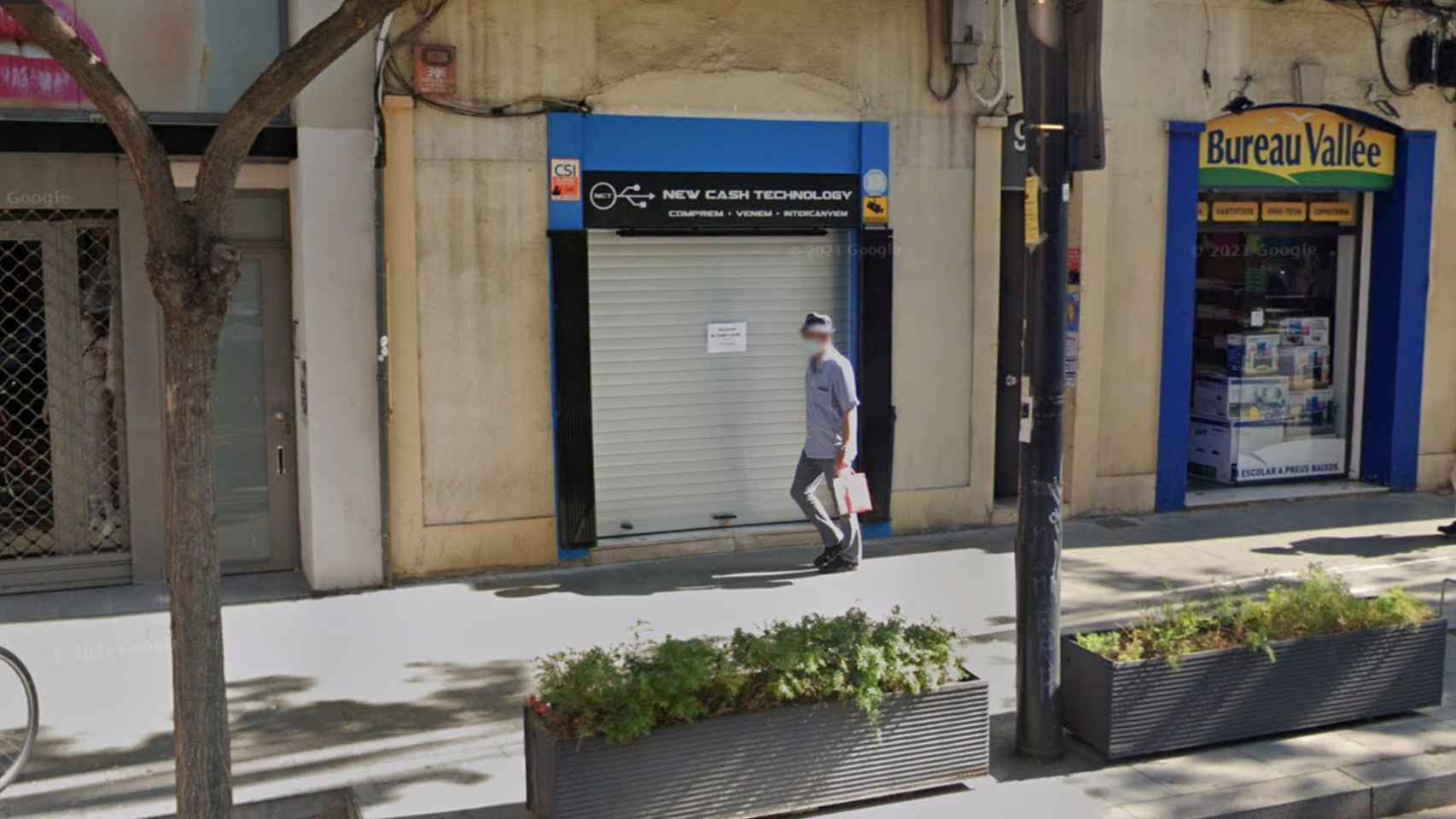 La tienda que ha sido saqueada mediante el método de alunizaje en Barcelona durante el primer día del toque de queda navideño / GOOGLE STREET VIEW