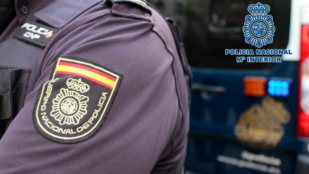 Un agente de la Policía Nacional en una imagen de archivo. El cuerpo ha realizado la investigación y ha detenido a cuatro personas por estafa y blanqueo de capitales / POLICÍA NACIONAL