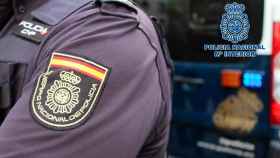 Un agente de la Policía Nacional en una imagen de archivo. El cuerpo ha realizado la investigación y ha detenido a cuatro personas por estafa y blanqueo de capitales / POLICÍA NACIONAL