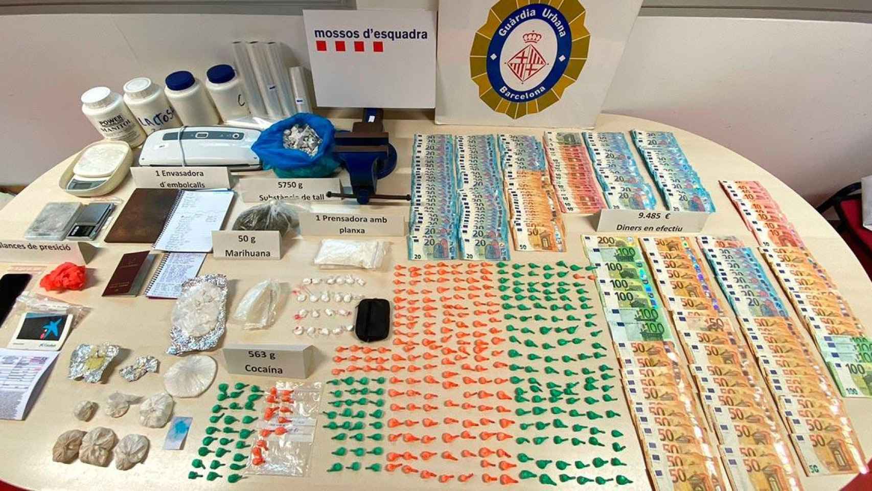 Cocaína, marihuana, dinero en efectivo y material para cortar y envasar la droga incautado por los Mossos y la Guardia Urbana / MOSSOS