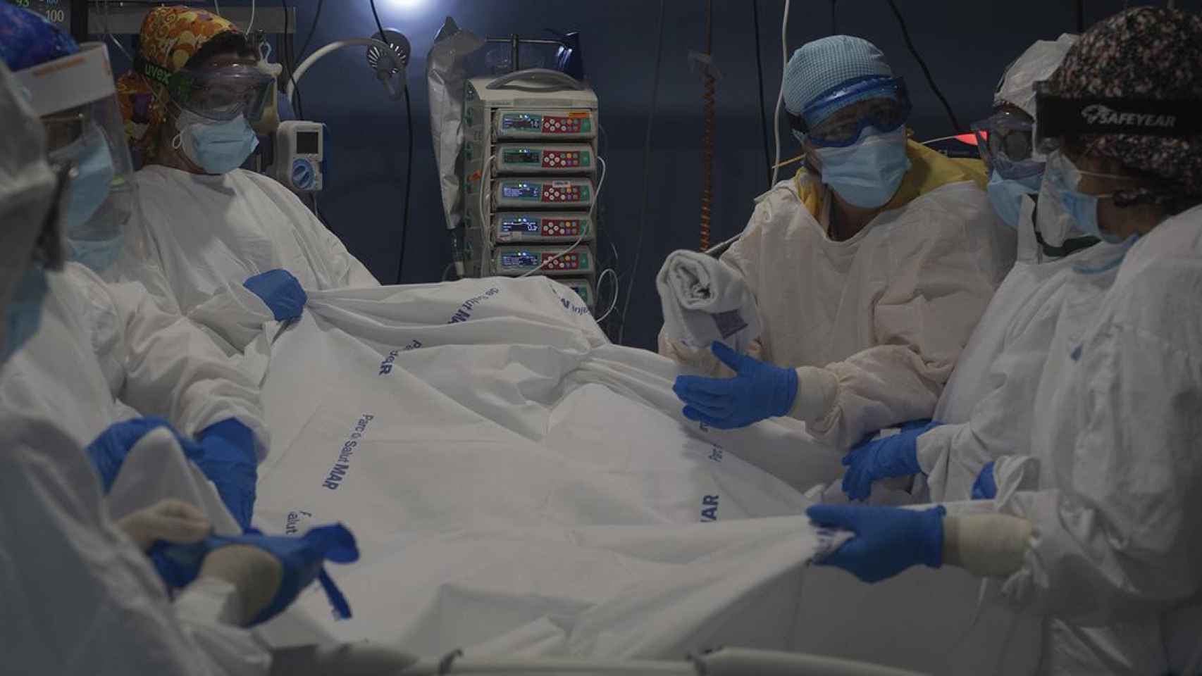 Sanitarios atienden a un paciente de Covid en una de las ucis de Cataluña, donde la pandemia deja más presión hospitalaria pero menos riesgo de rebrote / EP