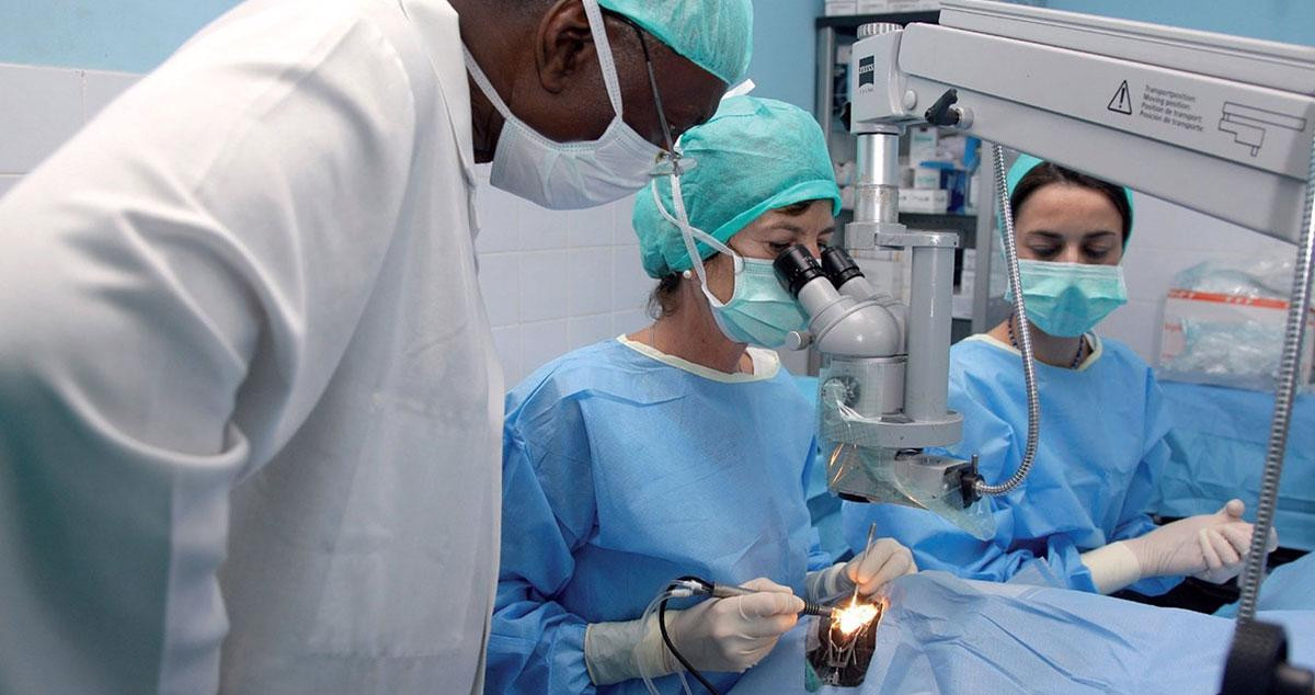 Médicos durante una operación en la Clínica Barraquer en una imagen de archivo / FUNDACIÓ BARRAQUER