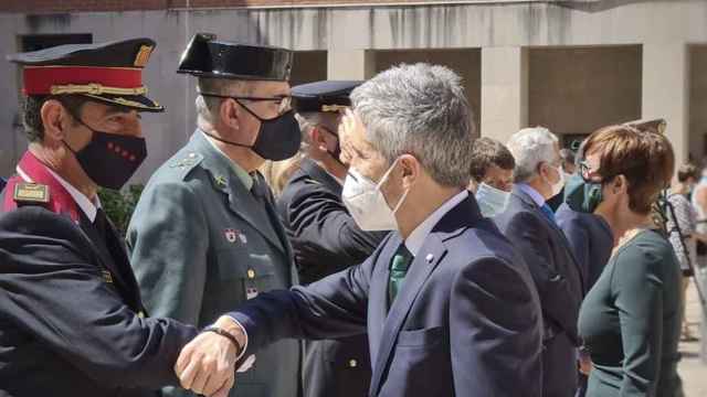 El 'major' Trapero saluda al ministro del Interior, Fernando Grande-Marlaska, durante la toma de posesión del general Tovar / INTERIOR