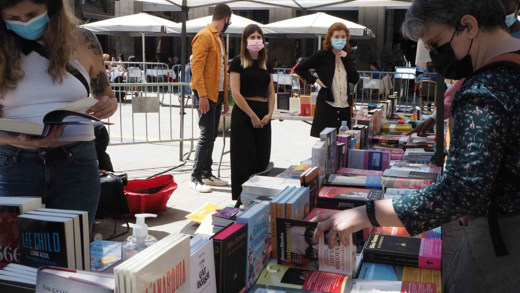 Parada con libros durante la jornada de Sant Jordi 2021 / FOTO: MONMAR COMUNICACIÓ - CAMBRA DEL LLIBRE DE CATALUNYA