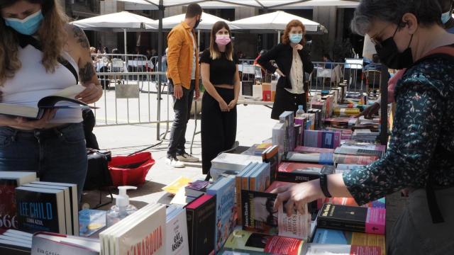 Parada con libros durante la jornada de Sant Jordi 2021 / FOTO: MONMAR COMUNICACIÓ - CAMBRA DEL LLIBRE DE CATALUNYA