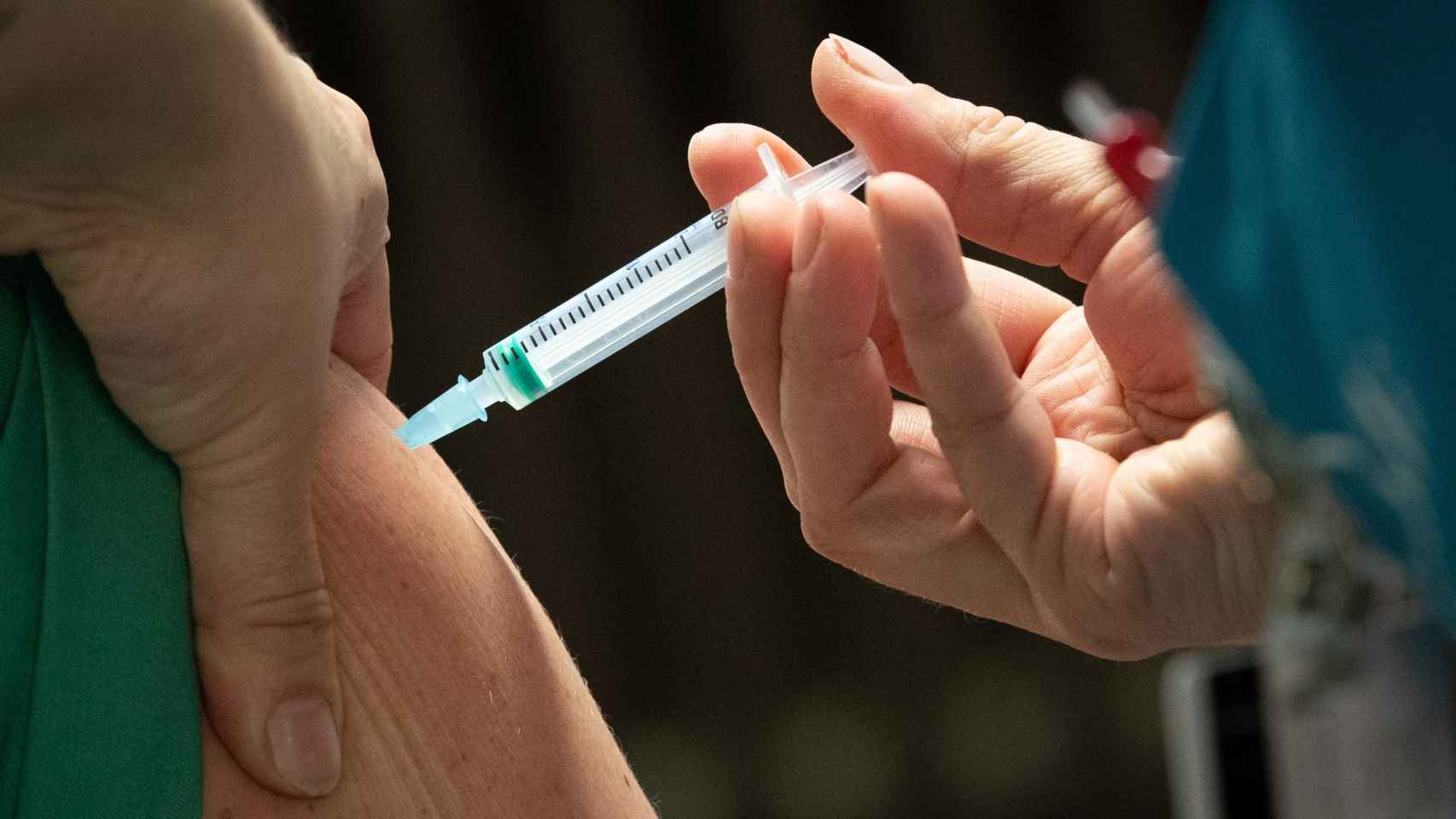 Personal sanitario administra una vacuna contra la gripe / EUROPA PRESS