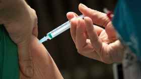 Personal sanitario administra una vacuna contra la gripe / EUROPA PRESS
