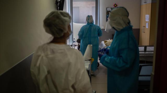 Trabajadores realizan test rápidos de Covid-19 en una residencia catalana / EP