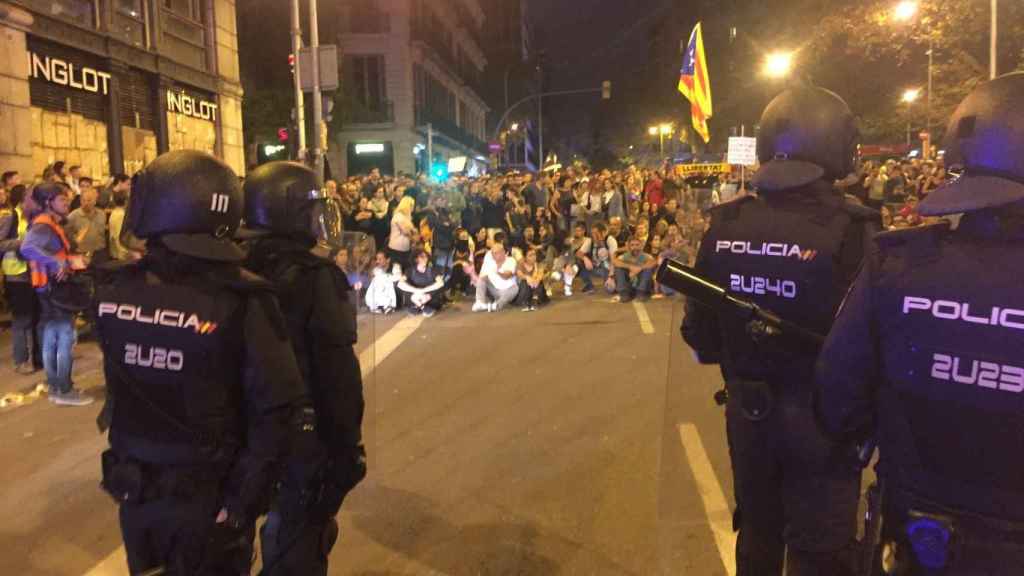 Agentes de la Policía Nacional, dependientes del Ministerio del Interior, preparados con pelotas de goma frente a la línea de manifestantes en Urquinaona/ CG