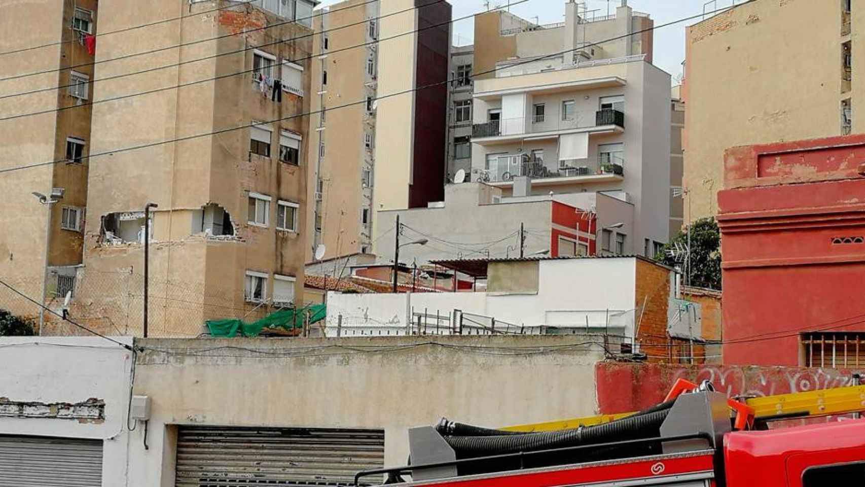 Vista del edificio de Badalona que amenaza derrumbe y que demolerá una empresa especializada