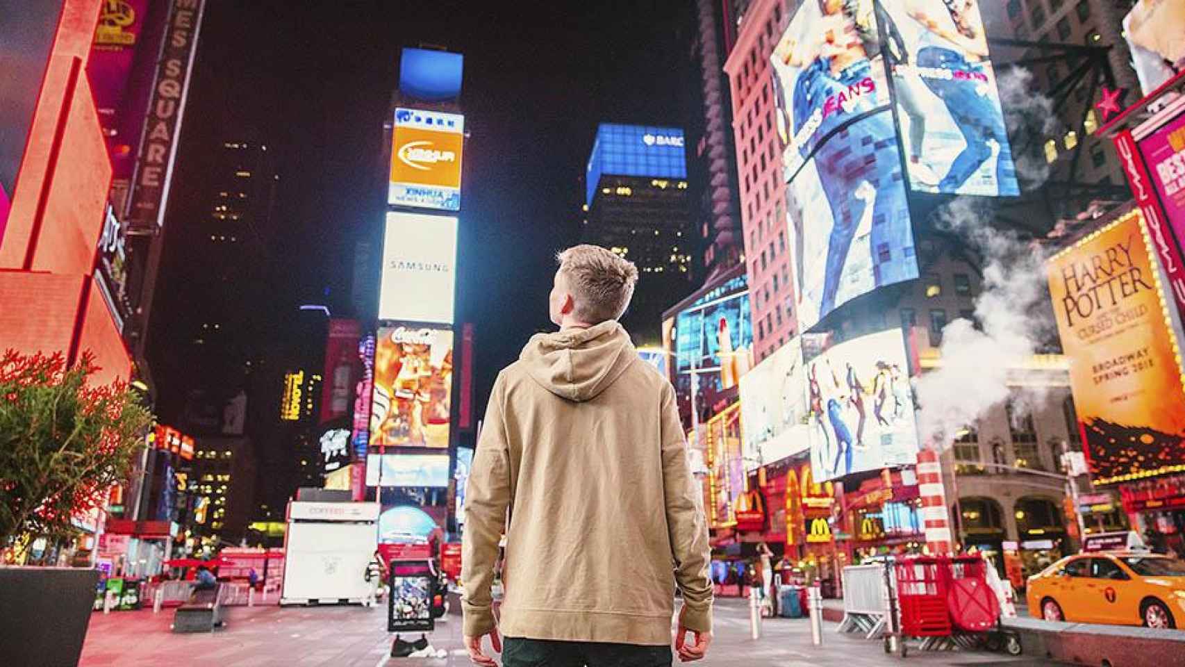 Una persona contemplando anuncios de diversas marcas en Times Square / UNSPLASH