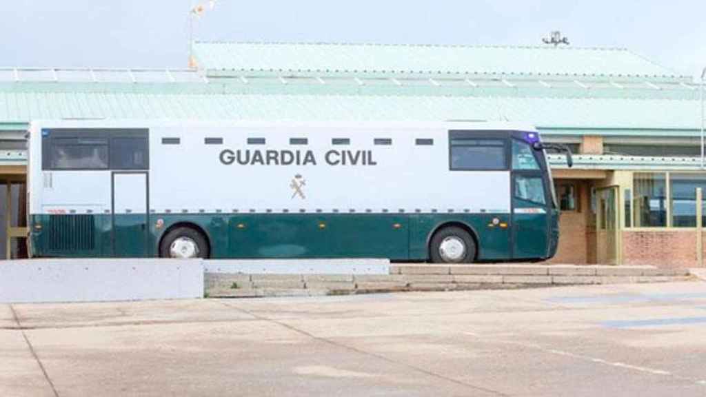 Furgón de la Guardia Civil en el que se realizan los traslados de Sànchez, Rull y Turull / EUROPA PRESS