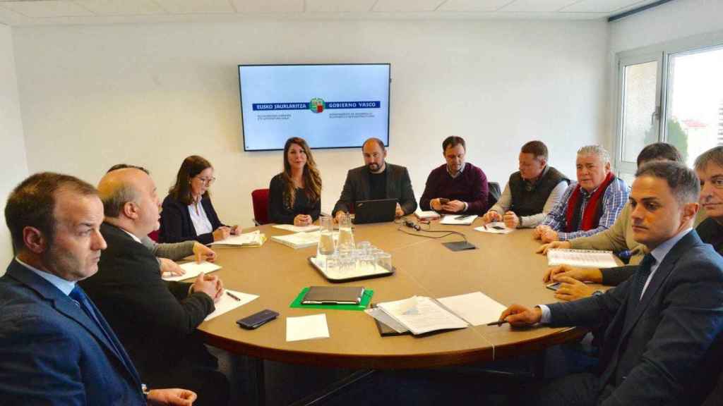 Reunión del Gobierno vasco con representantes del taxi y los VTC / @deiEJGV