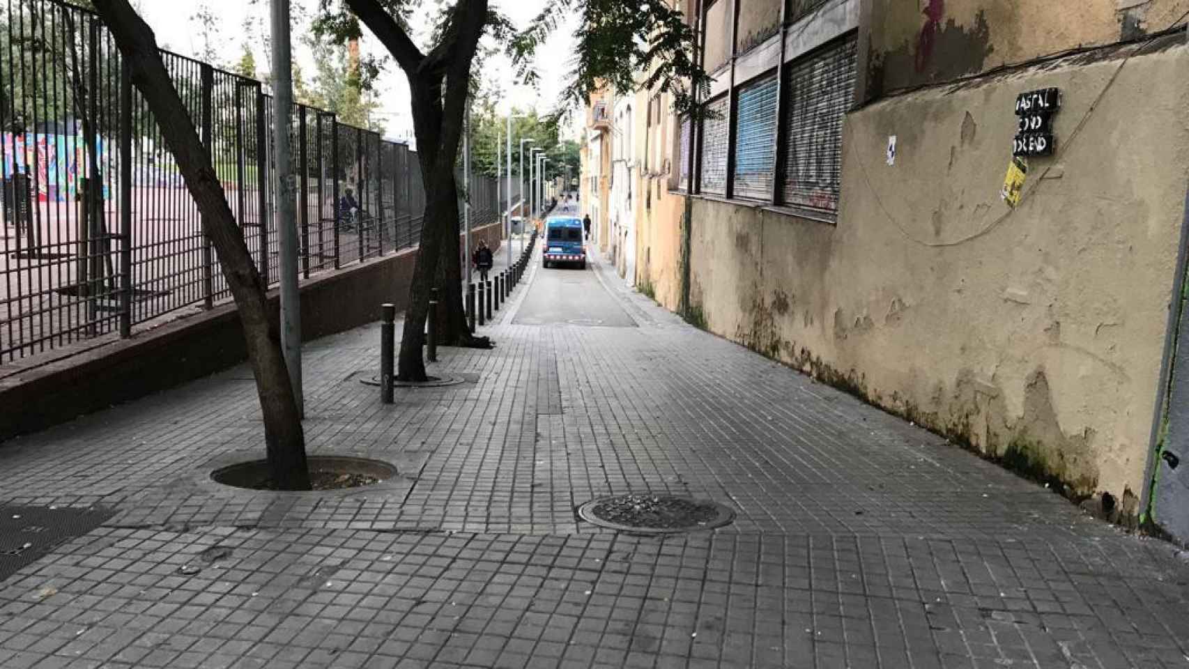 Un furgón de los Mossos d'Esquadra patrullando al día siguiente por la zona de la batalla campal / CG