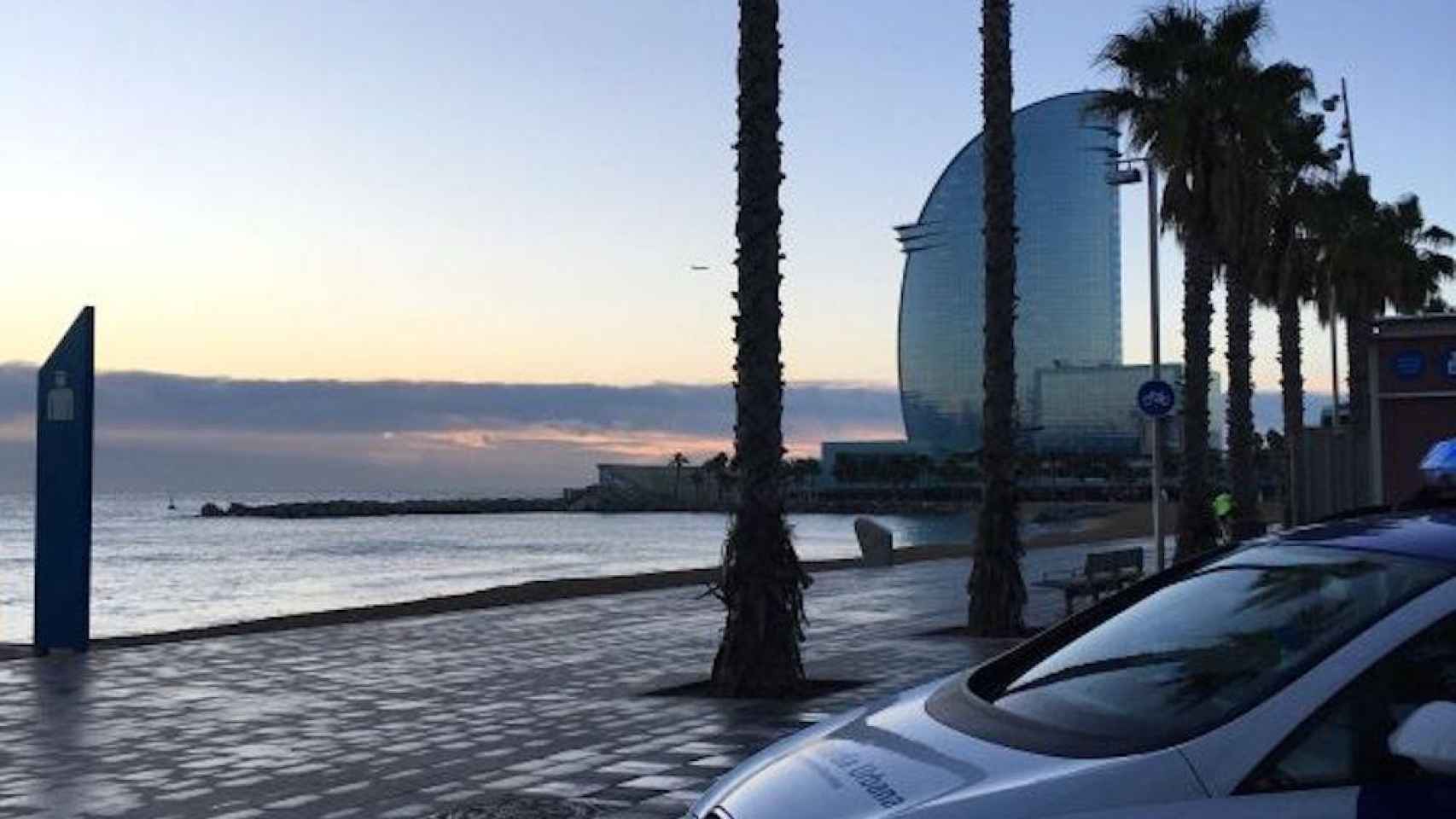 Imagen de un coche de la Guardia Urbana de Barcelona en la zona de Port Olímpic / @BARCELONA_GUB