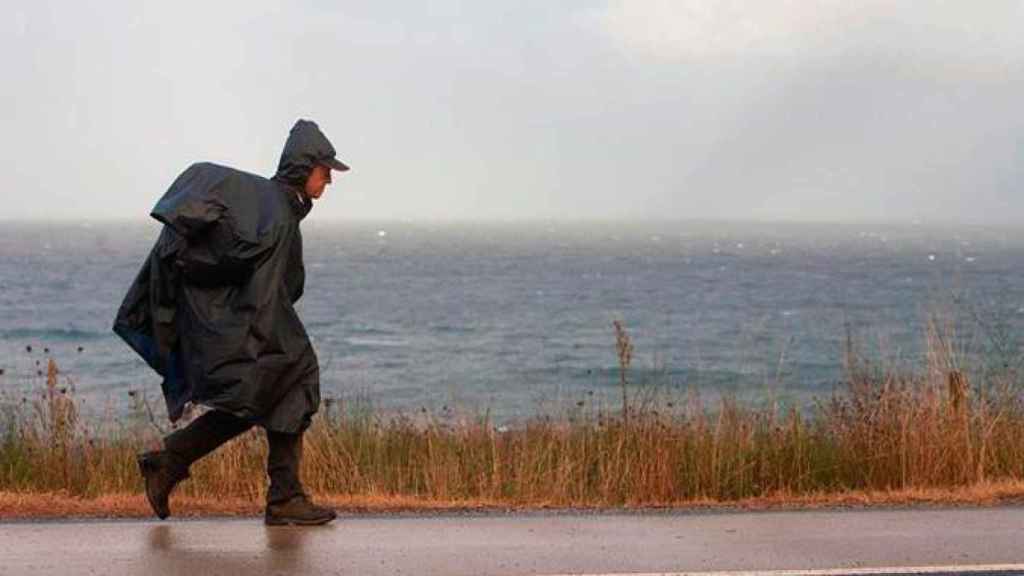 Peregrinos del Camino de la Costa en su paso por Pontevedra, una de las regiones que han registrado trombas de agua por el paso de 'Leslie' / EFE