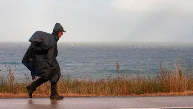 Peregrinos del Camino de la Costa en su paso por Pontevedra, una de las regiones que han registrado trombas de agua por el paso de 'Leslie' / EFE