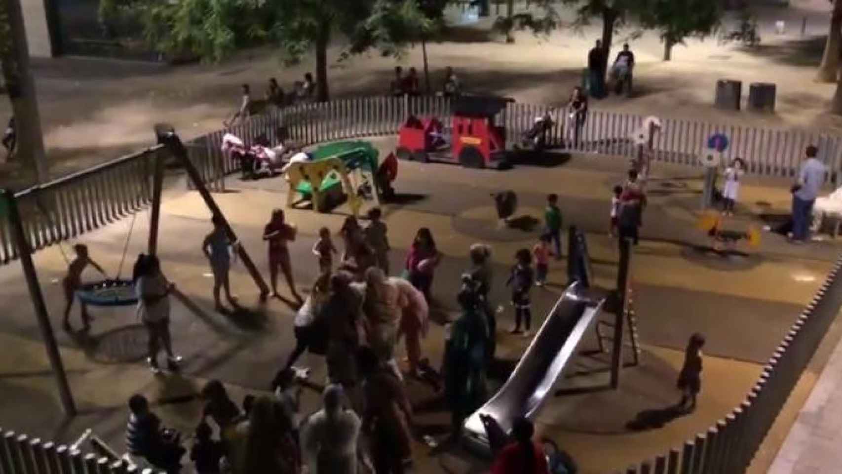 Pelea en un parque infantil en el Raval de Barcelona ayer / CG