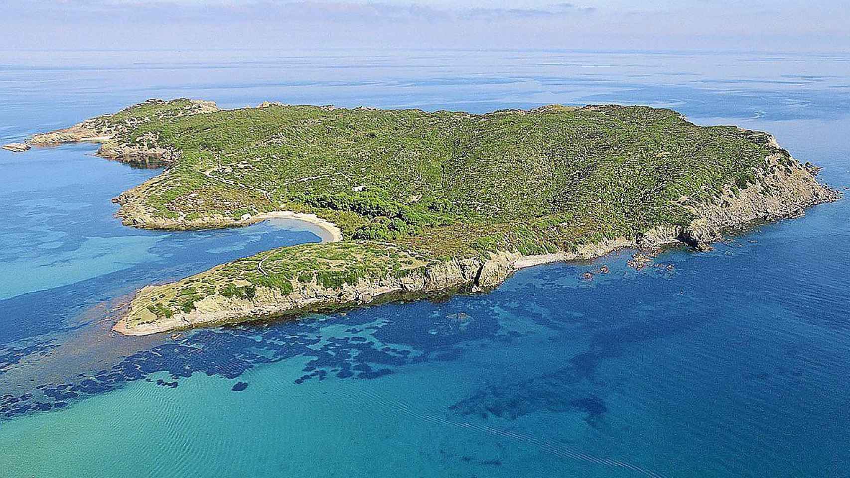 Imagen aérea de la isla de Colom (Menorca), que ha comprado un multimillonario estadounidense / CG