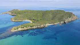 Imagen aérea de la isla de Colom (Menorca), que ha comprado un multimillonario estadounidense / CG