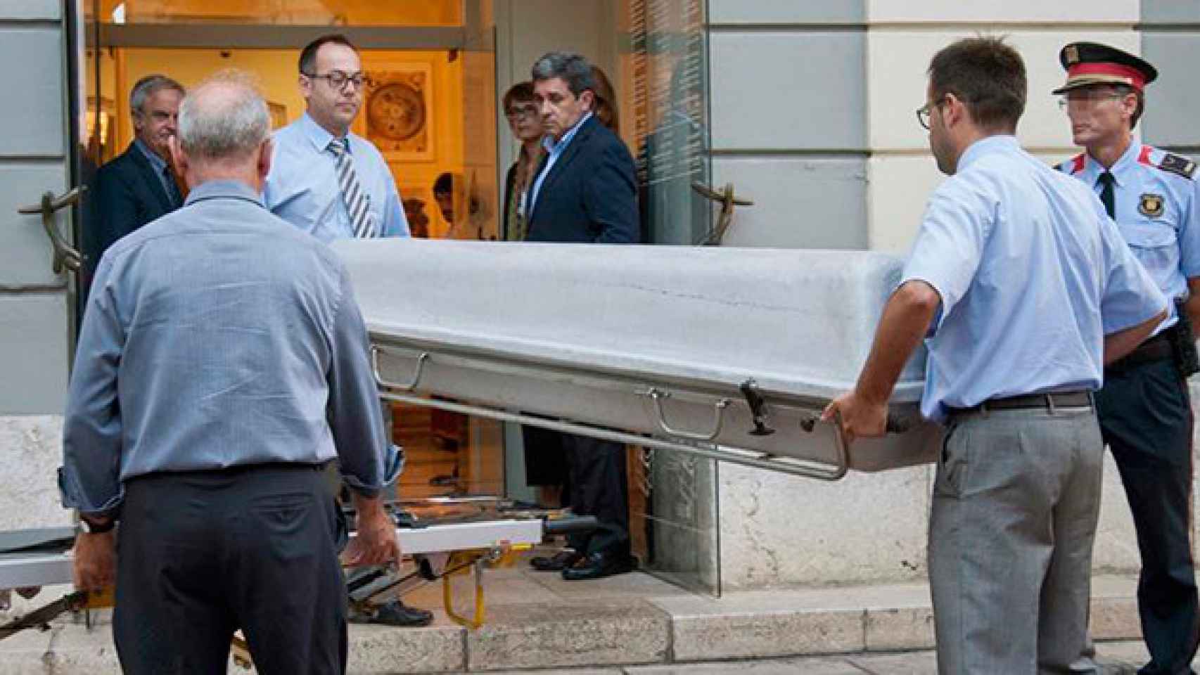 El director de la Fundación Gala Salvador Dalí, Juan Manuel Sevillano (en la puerta-d), la alcaldesa de Figueres, Marta Felip (en la puerta-2d), y la directora de los museos Dalí, Montse Aguer (en la puerta-3d), observan a la comitiva judicial que debe ex