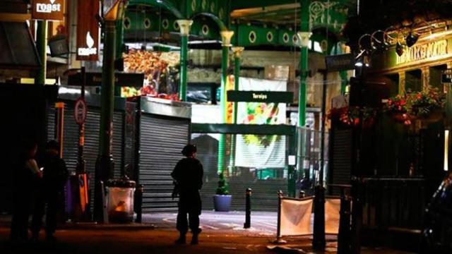 Agentes de la policía de Londres en situación de alerta en el Mercado de Borough / REUTERS