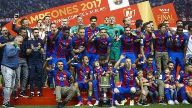 El Barça celebra la Copa del Rey ganada en el Vicente Calderón ante el Alavés (3-1) / EFE
