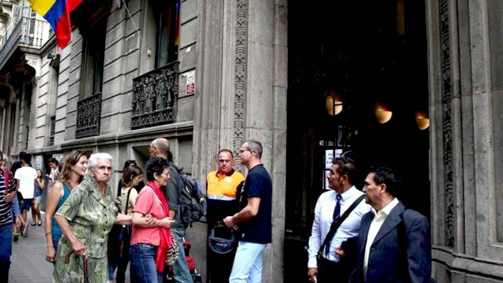 Imagen de archivo de la entrada del consulado de Colombia en Barcelona / EFE