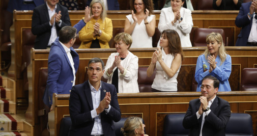 El presidente del Gobierno, Pedro Sánchez (i), este jueves en el Congreso, donde compareció para informar de las medidas económicas y sociales adoptadas ante la crisis provocada por la guerra en Ucrania / EFE