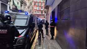 Efectivos de Mossos durante un desalojo, como el de este lunes en la calle Oms i Prat de Manresa / MOSSOS