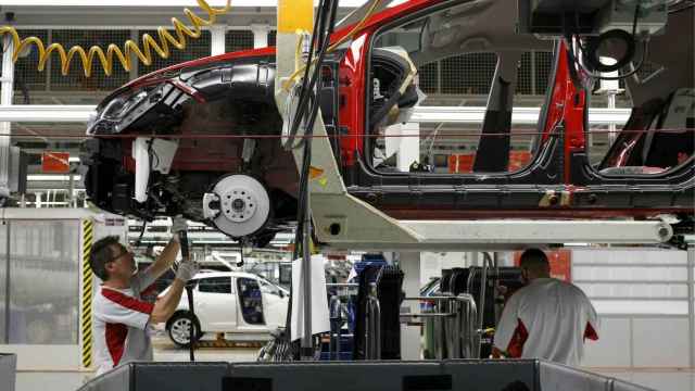 Una foto de archivo de un trabajador de la fábrica de Seat en Martorell / EFE