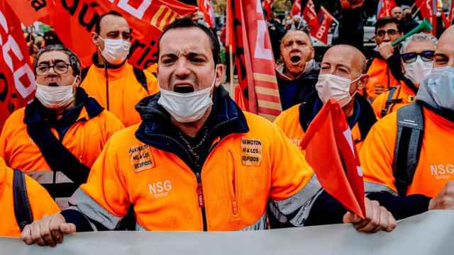 Un grupo de trabajadores del sector del automóvil, uno de los más afectados por los ERTE, grita durante una manifestación / EP