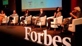 Las directivas Idoia Sota, Roser Tiana, Aída García Mieza, Sandra Velasco y Rosa Esteva y el ejecutivo Oriol Guixá Arderiu / FORBES