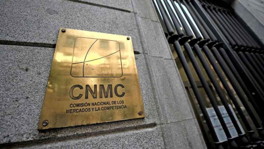 Placa identificativa en el edificio de la CNMC en Madrid / EP